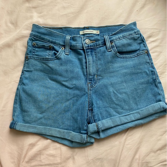 Levi Mid length shorts size 26 - Picture 1 of 4